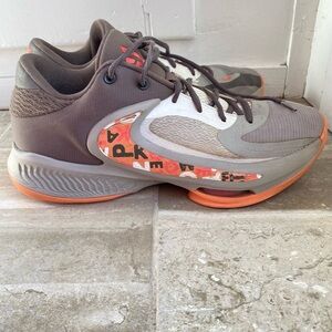 Nike Limited Edition Zoom Freak 4 'Letter Bro' Men's Giannis Antetokounmpo 10